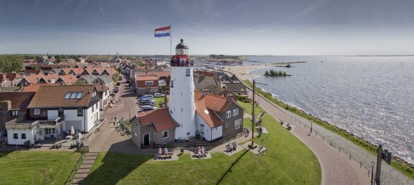 Afbeelding beeldt af: uitzicht op Urk. Genomen vanaf het water en kijkend op de vuurtoren. Ter decoratie