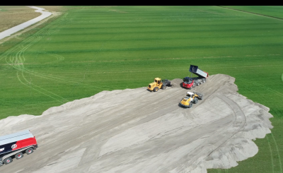 Eerste werkzaamheden Zeeheldenwijk. Het uitstorten van zand.