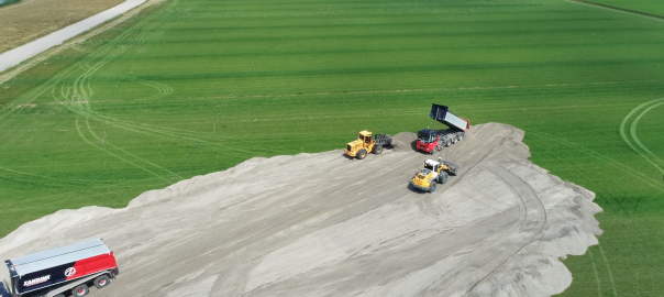 Eerste werkzaamheden Zeeheldenwijk. Het uitstorten van zand.