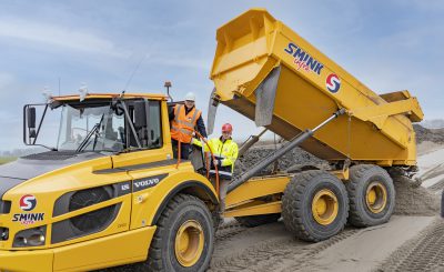 Storten eerste vrachtwagen zand voor de Zeeheldenwijk