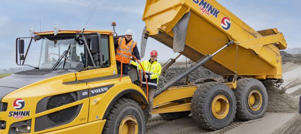 Storten eerste vrachtwagen zand voor de Zeeheldenwijk