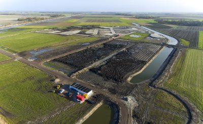 Luchtfoto van het bouwrijp maken. De wegen- en waterstructuren zijn zichtbaar.