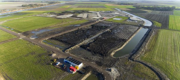 Luchtfoto van het bouwrijp maken. De wegen- en waterstructuren zijn zichtbaar.