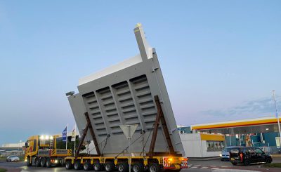 Transport over de weg van het zogenaamde 'val', een van de stalen beweegbare onderdelen van de Michiel de Ruyterbrug