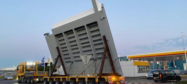 Transport over de weg van het zogenaamde 'val', een van de stalen beweegbare onderdelen van de Michiel de Ruyterbrug