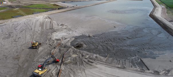 Het zanddepot van de Zeeheldenwijk van bovenaf gefotografeerd