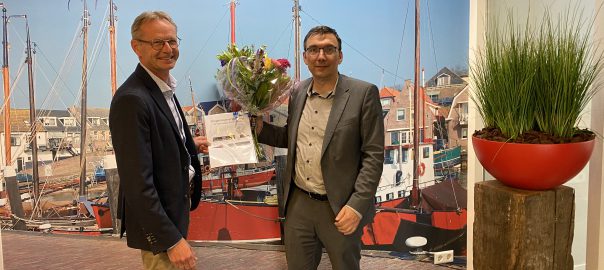 Wethouder Foppen overhandigt omgevingsvergunning aan Johan Oosterhoff van Woonstichting Patrimonium